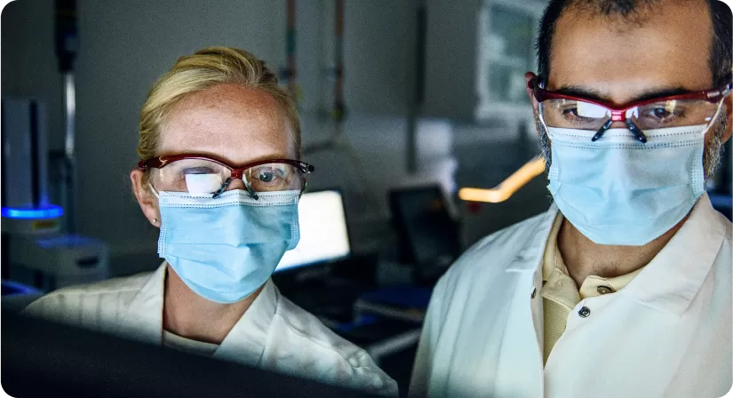 Dois cientistas analisando resultado de exame Dois cientistas analisando resultado de exame