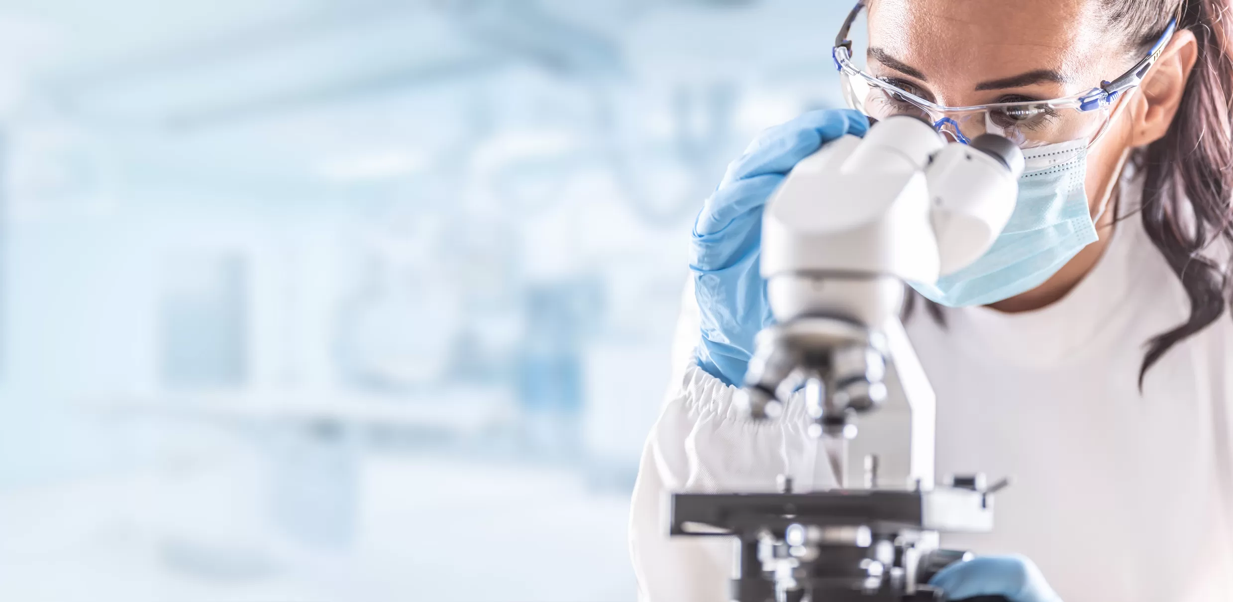 Cientista olhando microscópio Mulher olhando microscópio